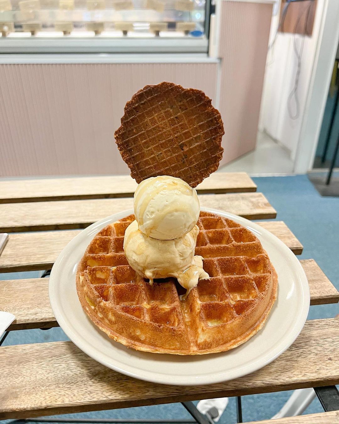 waffle-double-scoop-ice-cream-gelato